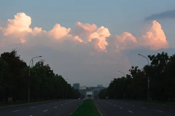 Evening suburbian road with pink sunset — Stock Photo, Image