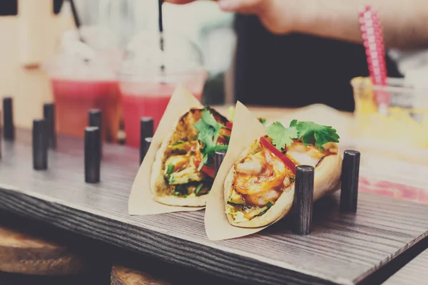 Vendedor de rua vendendo taco ao ar livre, close-up de lanches embrulhados — Fotografia de Stock