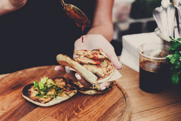 Street vendor mani fare taco all'aperto — Foto Stock