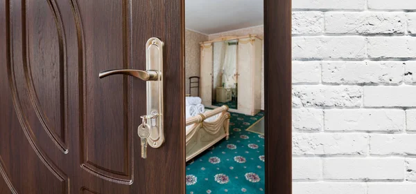 Напіввідкриті двері класичної спальні, обробка крупним планом . — стокове фото