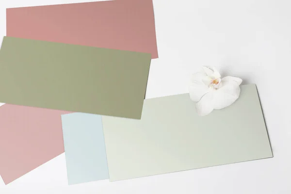 Biglietti di auguri bianchi con fiore su bianco — Foto Stock
