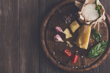 Rustik ahşap, brie ve parmesan peynir delikatessen portre