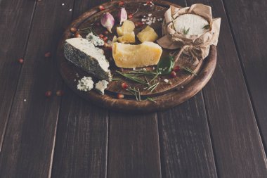 Rustik ahşap, mavi rokfor, brie ve parmesan peynir delikatessen