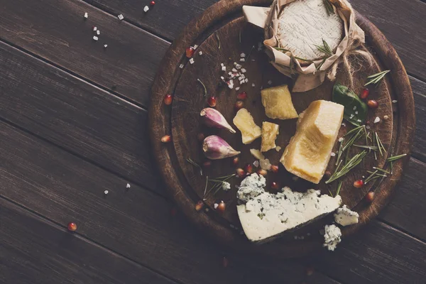 Kaas delikatessen op rustieke hout, blauwe roquefort, brie en Parmezaanse kaas — Stockfoto