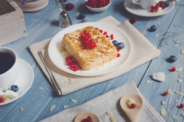 Gebak-pie, thee, koffie en bessen op blauwe rustiek hout — Stockfoto