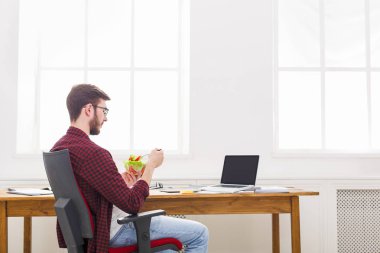 Adam sağlıklı iş yemeği modern ofis iç vardır.