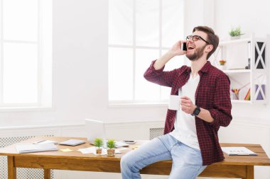 Genç işadamı okuma modern beyaz office belgelerinde konsantre