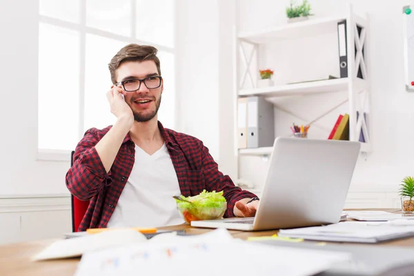 El hombre tiene sano almuerzo de negocios en el interior de la oficina moderna — Foto de Stock