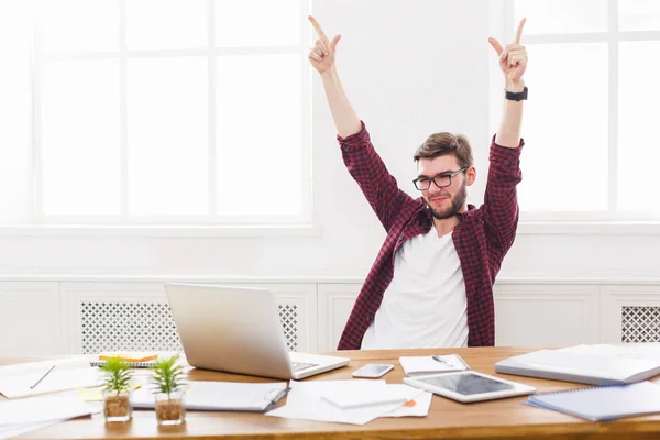 Jovem homem de negócios feliz no escritório com computador — Fotografia de Stock