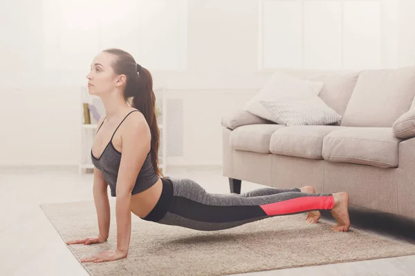 Frauen Yoga Stretching zu Hause — Stockfoto