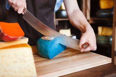 Gouda pesto mavi peynir bakkal dükkanında kesme