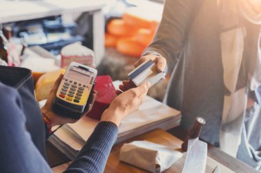 Bakkal dükkanı beyaz peynir sırasını için ödeme müşteri.