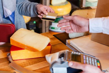Bakkal dükkanı beyaz peynir sırasını için ödeme müşteri.