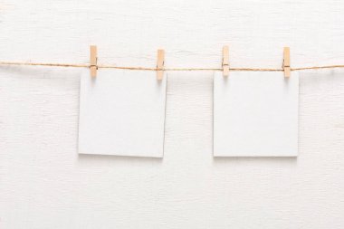 İp, kopya alanı üzerinde beyaz boş kart