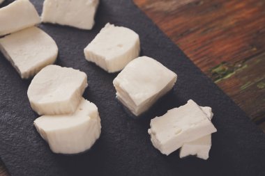 Siyah taş zemin üzerine ev yapımı Mozzarella peyniri