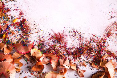 Ahşap renkli kalem talaş, üzerinde beyaz izole