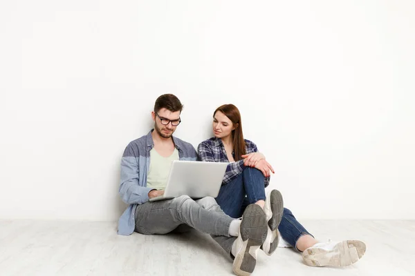 Pareja elegir muebles en línea para el nuevo hogar —  Fotos de Stock