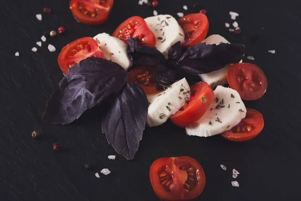 Házi mozzarella, fekete kő háttér — Stock Fotó