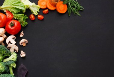 Çerçeve kopya alanı ahşap zemin üzerine taze sebze