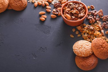 Düz koyu arka plan üzerinde yulaf kurabiye shot yatıyordu