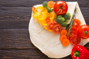 Çerçeve kopya alanı ahşap zemin üzerine taze sebze