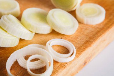 Dilimlenmiş ve doğranmış pırasa closeup ahşap arka plan üzerinde