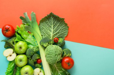 Düz arka plan üzerinde çiğ sebze yatıyordu
