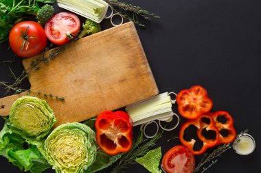 Çerçeve kopya alanı ahşap zemin üzerine taze sebze