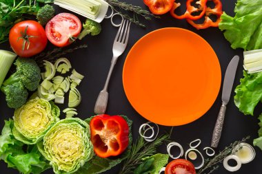 Çerçeve kopya alanı ahşap zemin üzerine taze sebze