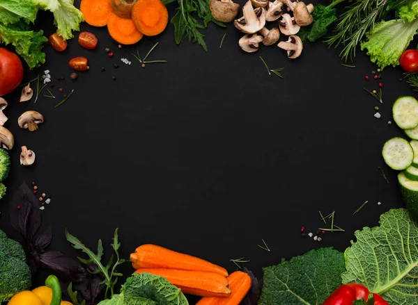 Ram av färska grönsaker på svart bakgrund med kopia utrymme — Stockfoto
