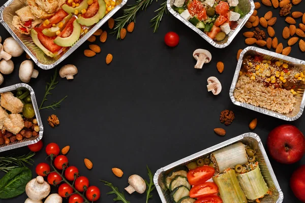 Comida saudável levar em caixas, fundo em preto — Fotografia de Stock