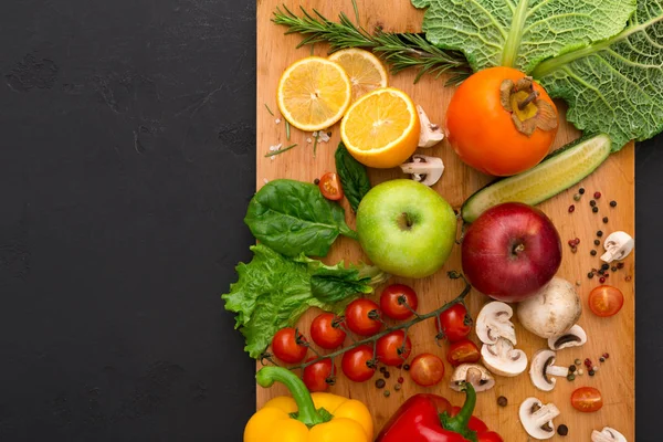 Frame of fresh vegetables on wooden background with copy space — Stock Photo, Image