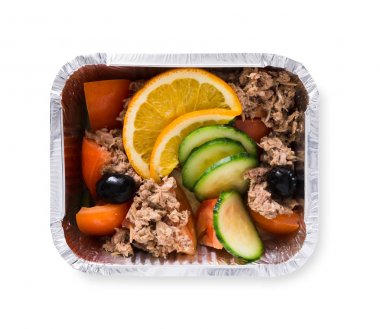 Folyo take away kapsayıcısında sağlıklı öğle yemeği. Et ve sebze salatası