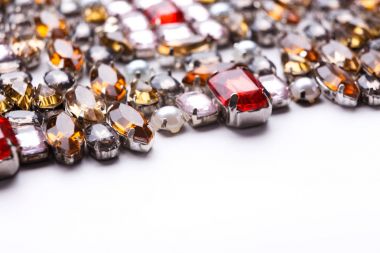 Beyaz arka plan üzerinde renkli değerli taşlar çeşitli