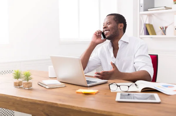 Joven hombre de negocios negro llamar al teléfono móvil en la oficina blanca moderna —  Fotos de Stock