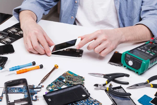 Reparador desarmando el teléfono para inspeccionar — Foto de Stock