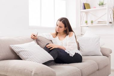 Kız evde ile smartphone