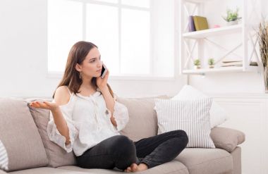 Genç kadın cep telefonunuzun söz endişeli