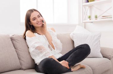 Cep telefonuyla konuşan kız.