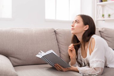 Güzel kadın bir kitapla düşünme