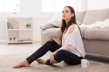 Bir tablet kapalı kızla