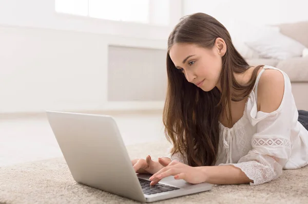 Menina usando laptop — Fotografia de Stock