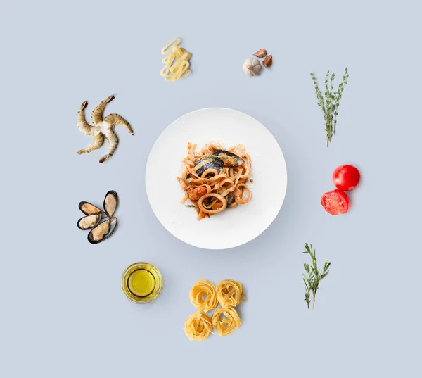 Konyhai Hozzávalók olasz ételeket, tengeri tészta, elszigetelt, a kék — Stock Fotó
