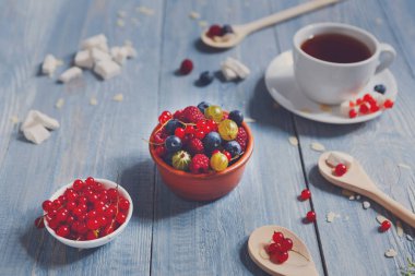 Kahvaltı pişmiş bezelye ve mavi rustik ahşap, çilek ile