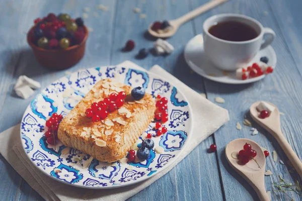Gebak-pie, thee en bessen op blauwe rustiek hout — Stockfoto