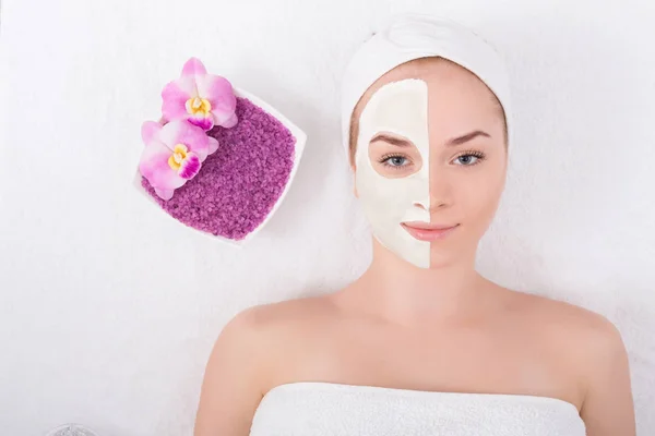 Face mask, spa beauty treatment, skincare — Stock Photo, Image