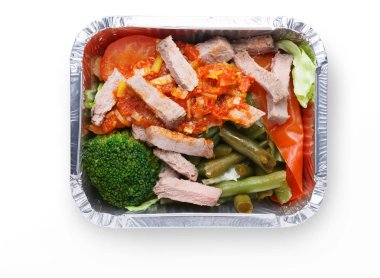 Sağlıklı öğle yemeği almak dış kutusunda. Buharda pişmiş et ve haşlanmış sebze salatası