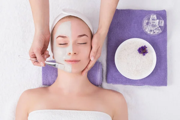 Woman gets face mask by beautician at spa — Stock Photo, Image