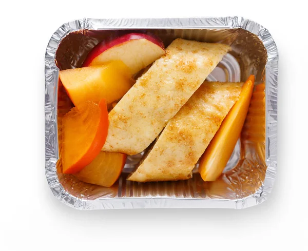 Un bocadillo saludable en una caja para llevar. Postre dietético con frutas frescas — Foto de Stock