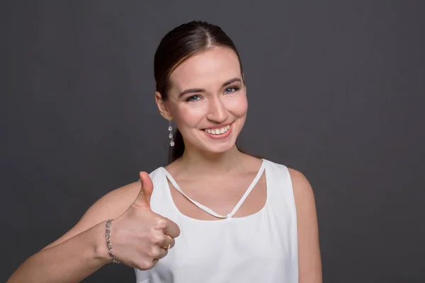 Boldog fiatal nő adja hüvelykujját fel gesztus — Stock Fotó